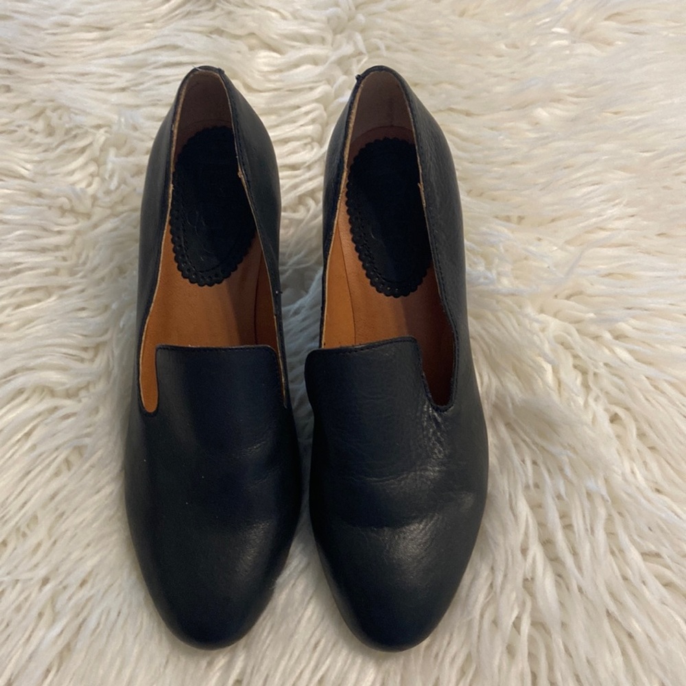 LATIGO Women’s Leather Shoes size 8M excellent condition color black